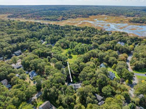 Walk to Private Beach from Cozy Retreat in Sandwich (MA)