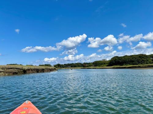 Walk to Private Beach from Cozy Retreat in Sandwich (MA)