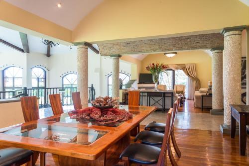 Exclusive Tuscan Mansion in CR in Río Oro