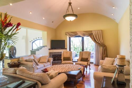 Exclusive Tuscan Mansion in CR in Río Oro
