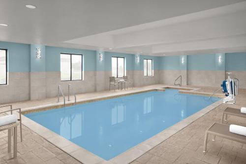 Swimming pool, Holiday Inn Express Hotel & Suites DFW West - Hurst By IHG in Hurst