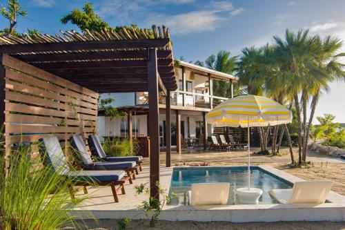 Luxury Waterfront 3bd Villa w Pool Dock – khách sạn tại Maya Beach