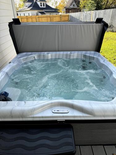 Luxury Home Private Pool Hot Tub Centrally Located in Paris (KY)