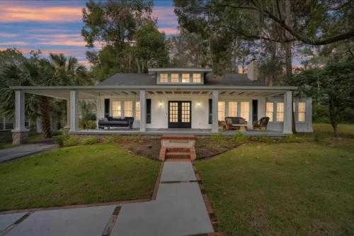 Southern Porch Life 4-B 2-Bath Pet Friendly