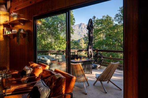 Hygge Haus Sequoia - Large Private Cabin w Views in Porterville