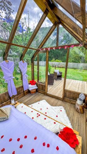 Chalet en verre sous une pluie étoilée
