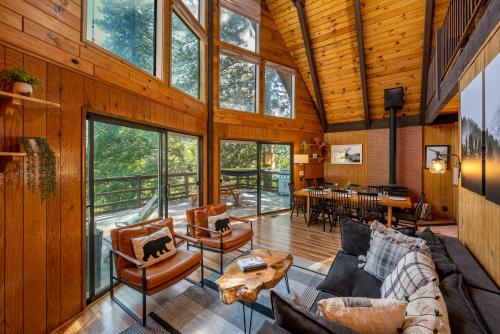 Hygge Haus Sequoia - Large Private Cabin w Views in Porterville
