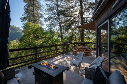 Hygge Haus Sequoia - Large Private Cabin w Views in Porterville