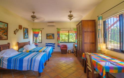 1 queen bed, 1 twin bed