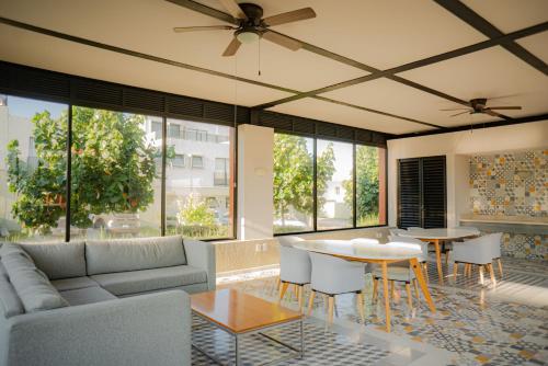 Casa al Sur de Guadalajara con Alberca, Lago, Gym, Parque y Vista al bosque en Salida a Morelia Lope in Lomas de Santa Anita