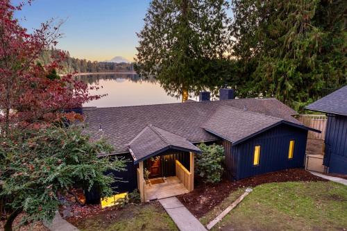 Mt Rainier Lakefront Hot Tub Kayaks Sleep 11 in Cascade-Fairwood (WA)