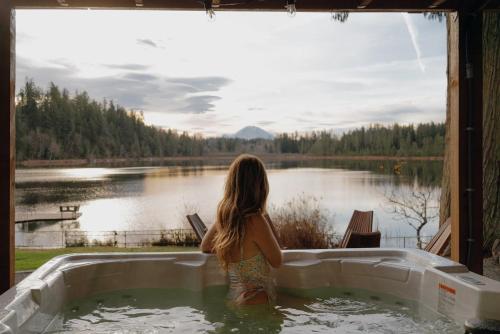 Mt Rainier Lakefront Hot Tub Kayaks Sleep 11 in Cascade-Fairwood (WA)