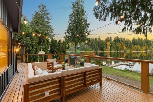 Mt Rainier Lakefront Hot Tub Kayaks Sleep 11 in Cascade-Fairwood (WA)