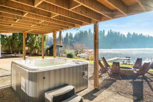 Mt Rainier Lakefront Hot Tub Kayaks Sleep 11 in Cascade-Fairwood (WA)