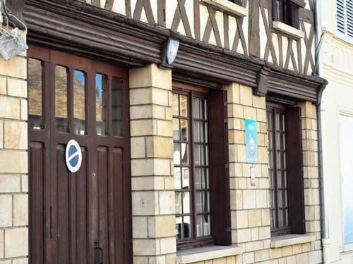 Auberge medievale a Houdan avec jardin clos, animaux acceptes, WiFi et parking securise - FR-1-527-7 in Удан