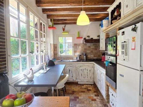 Auberge medievale a Houdan avec jardin clos, animaux acceptes, WiFi et parking securise - FR-1-527-7 in Удан