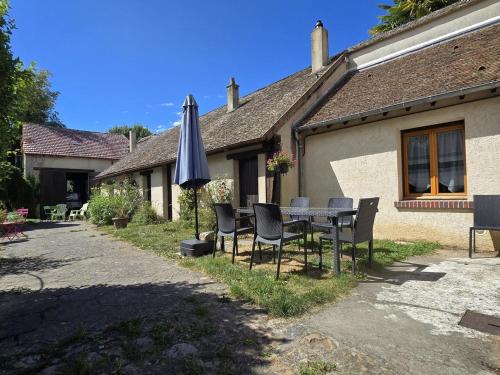 Auberge medievale a Houdan avec jardin clos, animaux acceptes, WiFi et parking securise - FR-1-527-7 in Удан