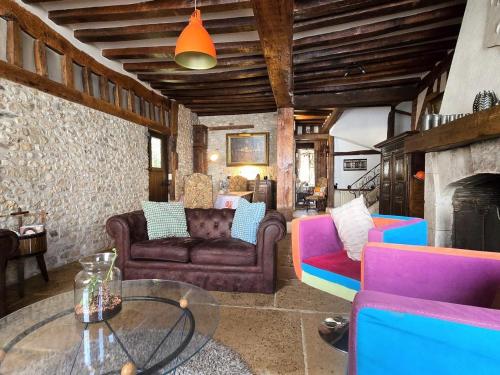 Auberge medievale a Houdan avec jardin clos, animaux acceptes, WiFi et parking securise - FR-1-527-7 in Удан