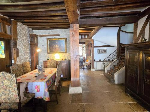 Auberge medievale a Houdan avec jardin clos, animaux acceptes, WiFi et parking securise - FR-1-527-7 in Удан