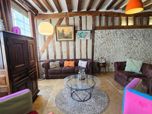 Auberge medievale a Houdan avec jardin clos, animaux acceptes, WiFi et parking securise - FR-1-527-7 in Удан
