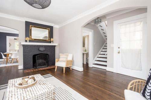 Emerywood Retreat - Chic Interiors in a Premier Neighborhood