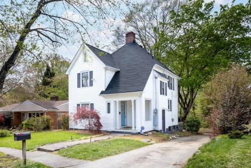 Emerywood Retreat - Chic Interiors in a Premier Neighborhood in Ponto Alto (NC)