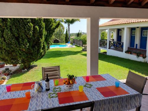 Spacious villa with pool, near Lisbon, for families and groups in อซามบูจา