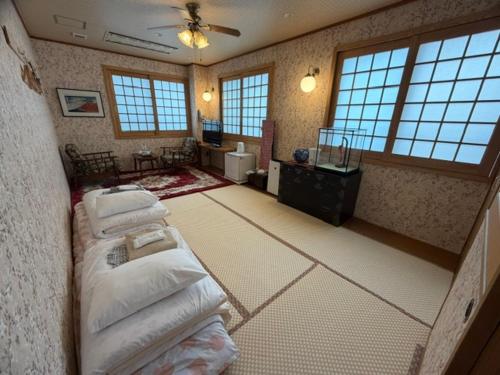 room detail thumbnail 0
