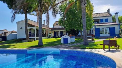 Spacious villa with pool, near Lisbon, for families and groups in อซามบูจา