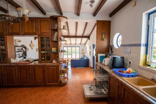 Spacious villa with pool, near Lisbon, for families and groups in อซามบูจา