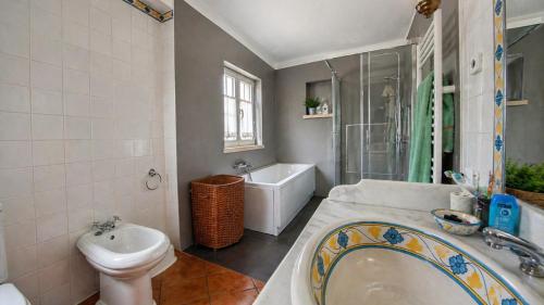 Spacious villa with pool, near Lisbon, for families and groups in อซามบูจา