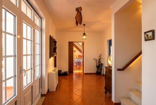 Spacious villa with pool, near Lisbon, for families and groups in อซามบูจา