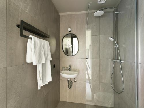 room detail thumbnail 2