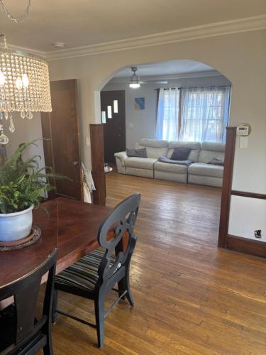 Updated cozy in central Cleveland in بروكلين - أوهايو