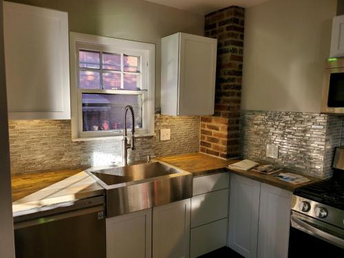 Updated cozy in central Cleveland in بروكلين - أوهايو