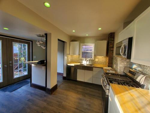 Updated cozy in central Cleveland in بروكلين - أوهايو