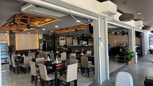 Restaurant, Valya Hotel in Kelebang