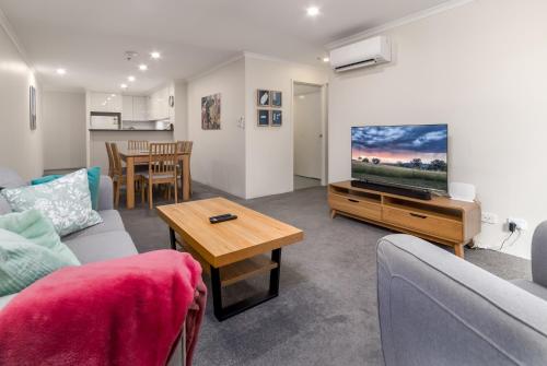 Central 2-bed Apartment with Gym and Spa - Tap to explore photos