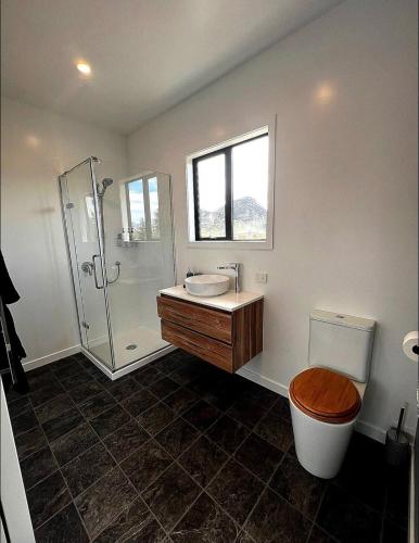 衛浴, Studio 5- Stylish Stay with Mountain Vista in 亞伯特鎮