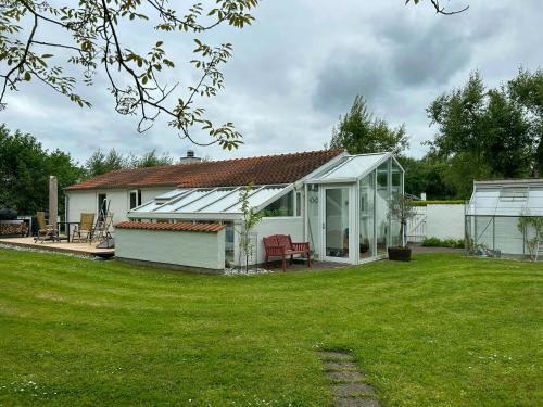 Buitenkant, Summerhouse In Southern Style Close To Beach in Vaeggerlose