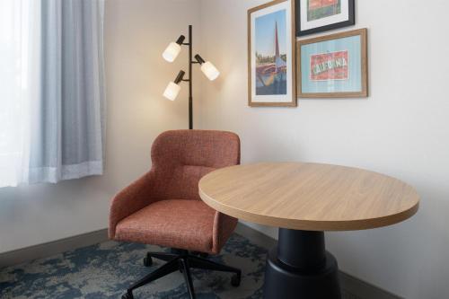 Hampton Inn & Suites Redding - image 23