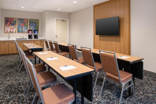 Hampton Inn & Suites Redding - image 18
