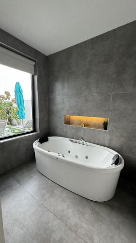 Rove Chalet in 바르카