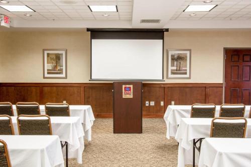 Comfort Suites Grand Rapids North - image 28