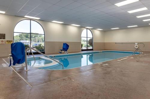Quality Inn - image 10