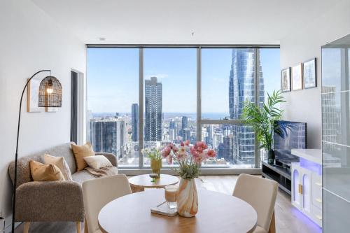Sky High Views CBD Stay Near Ritz Carlton in Other