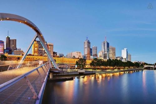 Sky High Views CBD Stay Near Ritz Carlton in Other