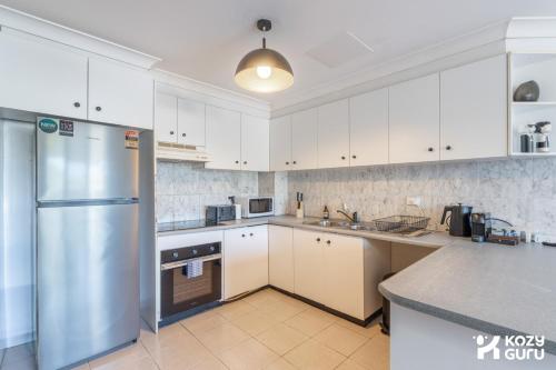 KozyGuru | Balmain | 2BTownhouse bridge view - image 14