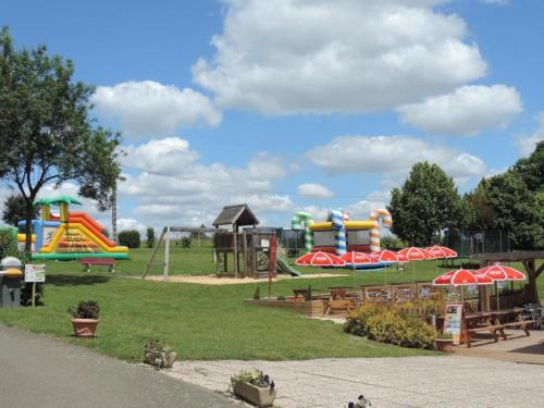 Camping 3 étoiles en bord de rivière - Piscine haute saison (Camping 3 etoiles en bord de riviere - Piscine haute saison) in Iljēra-Kombrē