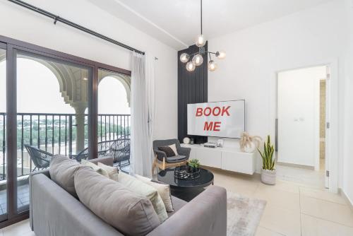 Free housekeeping visits during your stay - StayShort - Stylish 1-Bedroom Retreat with Pool in Vibrant Jumeirah Golf Estates, Dubai